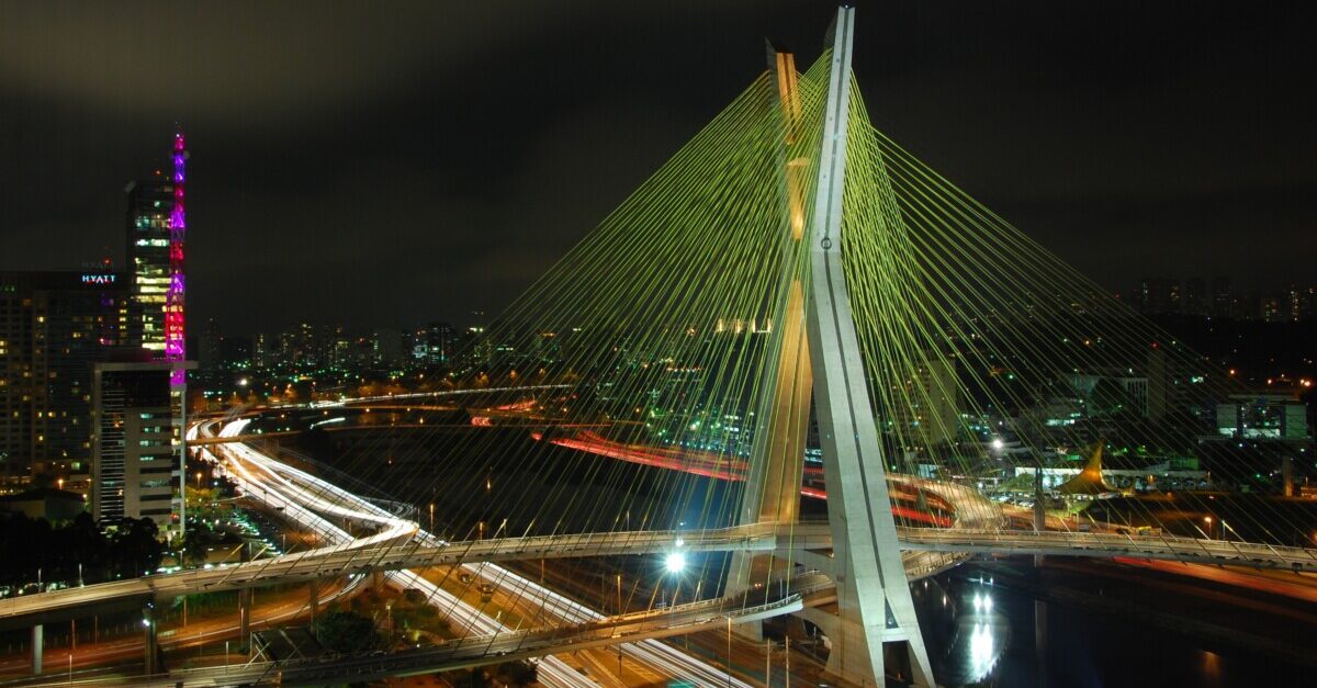 green4T e a associação AME Brooklin realizam limpeza da Ponte Estaiada em São Paulo este fim de semana Objetivo é contribuir com a revitalização urbana da cidade cuidando de um dos grandes cartões postais da capital