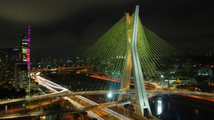 Alpinistas encaram mais de 100 metros nas alturas para limpar pichações da Ponte Estaiada;