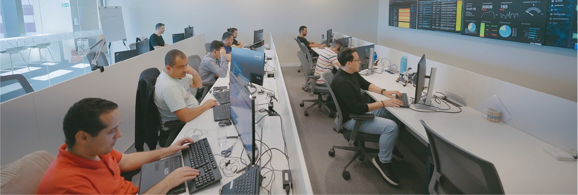Equipe NOC realizando monitoramento 24x7 para manutenção de data center com análise de alertas e prevenção de falhas